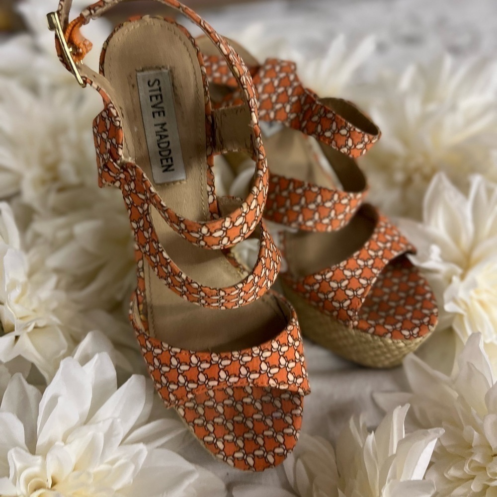 STEVE MADDEN ORANGE BUTTERFLY ESPADRILLES WITH GOLD BUCKLED ANKLE STRAPS - Picture 5 of 6